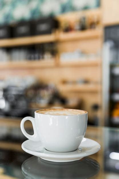 Caf Cappuccino Avec Latte D Art Sur Verre R Fl Chissant Dans Un Caf