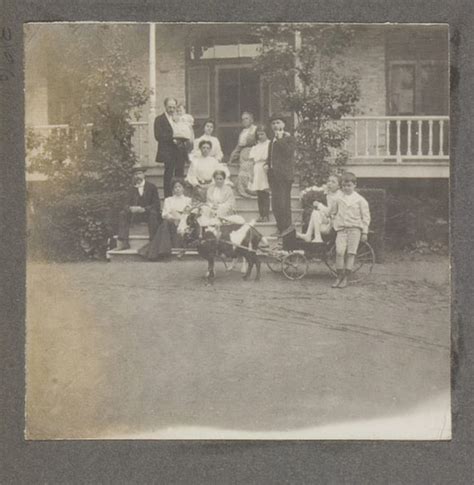 Portrait De Famille Avec Un Attelage De Ch Vres D Un Album De Famille Amateur Inconnu