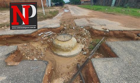 Caminh O De Coleta De Lixo De Ji Paran Fica Preso Em Buraco