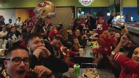 Sea Of 49er Fans Celebrate Victory In Packed Pizza Parlor Youtube