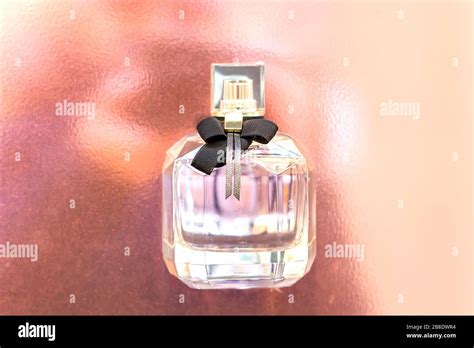 Bouteille De Parfum Avec Noeud Noir Sur Fond Rose Photo Stock Alamy