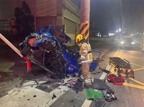 影 凌晨死亡車禍！高雄貨車撞電線桿側翻再撞告示牌 「車頭全毀」駕駛氣絕亡