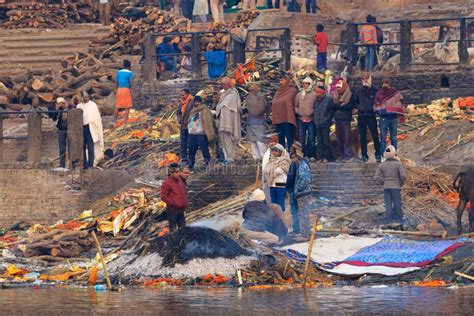 Indian Cremation in Varanasi Editorial Image - Image of bamboo, dead: 172922420