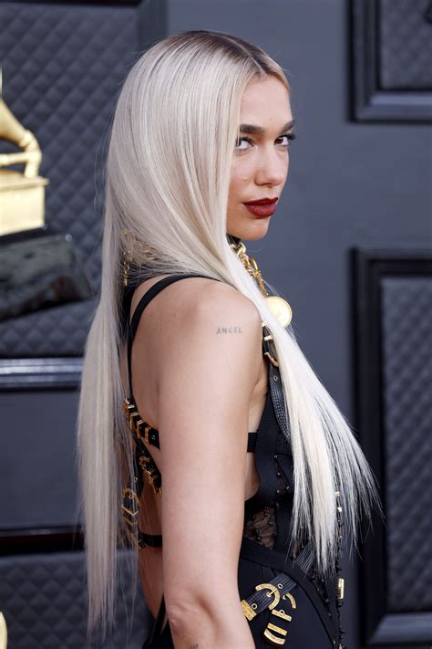 Dua Lipa Debuts Blond Hair Color At Grammys Ps Beauty