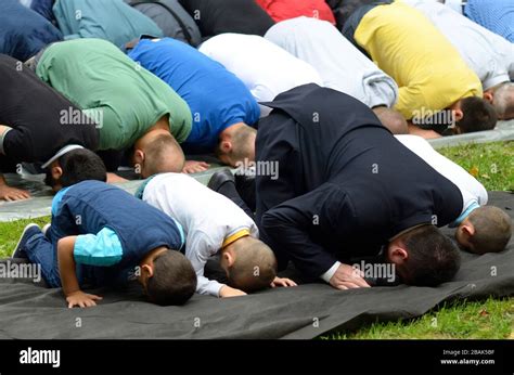 Kneeling And Praying High Resolution Stock Photography And Images Alamy