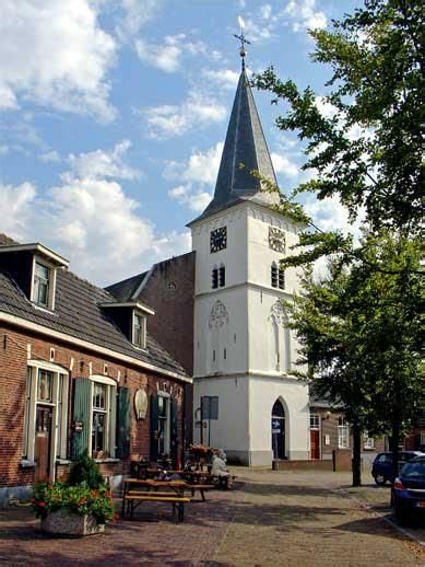 De Karakteristieke Witte Toren Van De Hervormde Kerk In Hartje Holten