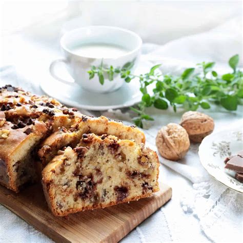 Cake aux noix et pépites de chocolat le délicieux gâteau moelleux