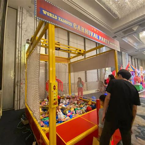 Rent Giant Human Claw Machine Arcade Rental Singapore Leading Giant