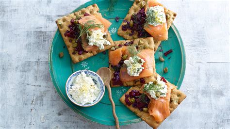 Koolsalade met gerookte zalm op knäckebröd recept Allerhande Albert