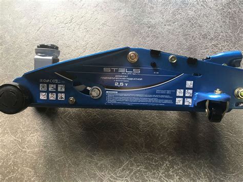 Домкрат подкатной 2,5 тонны STELS 51132 с фиксатором, в кейсе ...