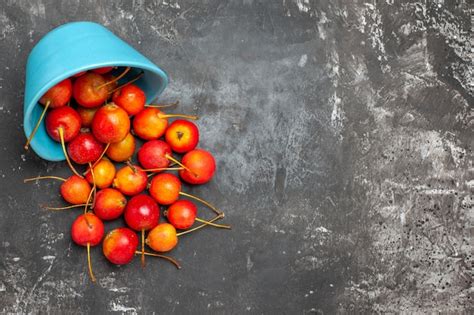 Frutas Frescas De Cereja Vermelha Em Uma Tigela Sobre Fundo Cinza