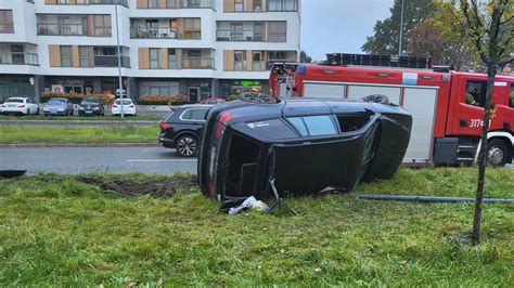 Warszawa Kierowca wjechał w słup auto przewróciło się na bok TVN