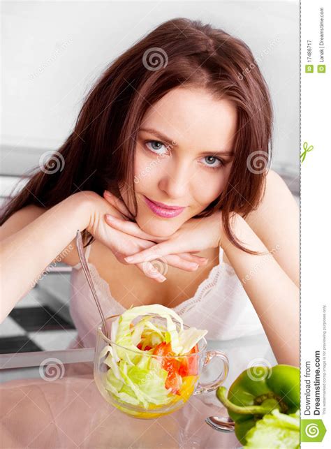 Mulher Que Come A Salada Imagem De Stock Imagem De Vitaminas