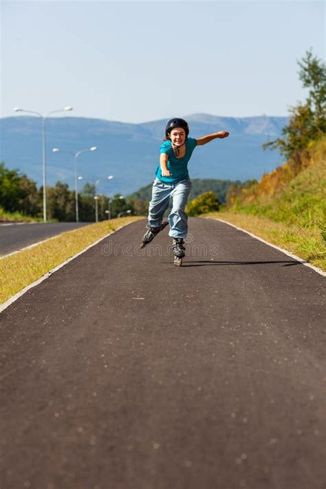 Adolescente Chica Patinaje En El Parque De La Ciudad Foto De Archivo