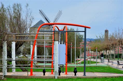 Zona De Calistenia Con El Molino De Aixerrota Detr S Y Al Fondo La