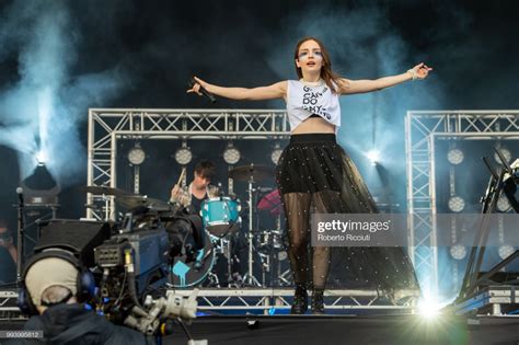 Pin På Lauren Mayberry