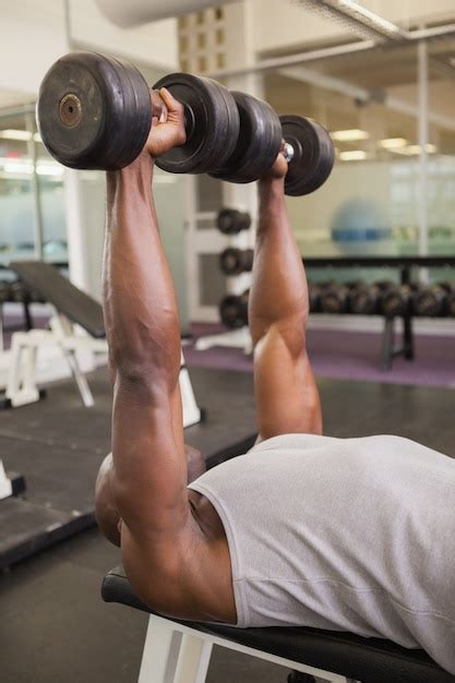 Hombre Musculoso Haciendo Ejercicio Con Pesas Foto Premium