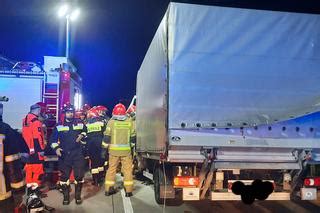 Tragiczny Wypadek Na Autostradzie A Bus Wbi Si W Ci Ar Wk