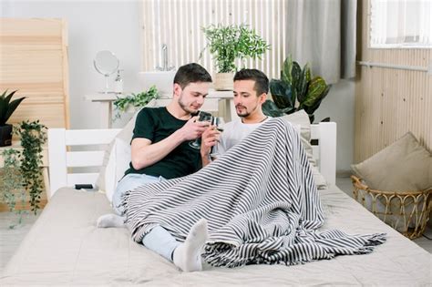 Feliz Pareja Gay Juntos En La Cama En Su Casa Concepto De Hogar De Pareja Gay Amor Foto Premium