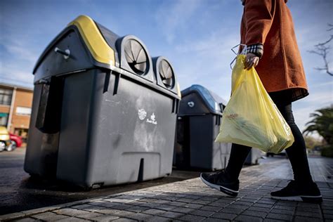 Qué tirar en el contenedor Azul Ecoembes Dudas del Reciclaje