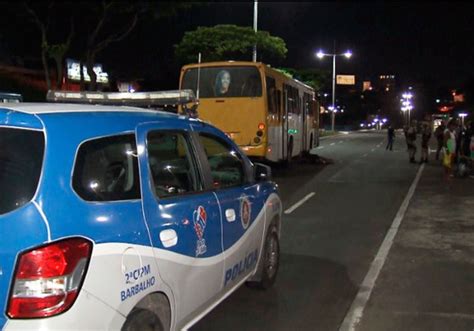 Bahia Ba Policial à Paisana Reage E Assaltante De ônibus é Morto