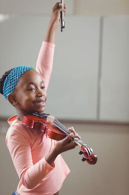 Aluno Sorridente Tocando Violino Em Uma Sala De Aula Foto Premium