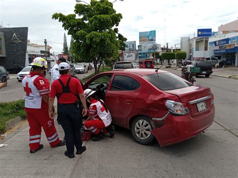 Chocan patrulla de Tránsito y automóvil particular en Avenida La Marina