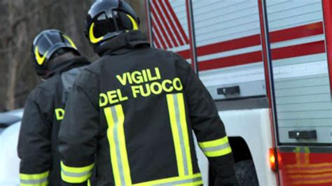 Auto In Fiamme Sulla Strada In Valpolicella Vigili Del Fuoco Spengono