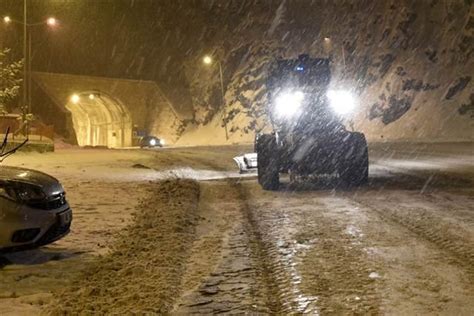 Van ve Bitlis te 445 yerleşim birimine ulaşım sağlanamıyor Son Dakika