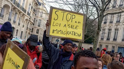 Retrait De La Loi Immigration Demandé à Macron Par Des Syndicalistes