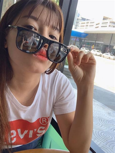 Bên cạnh bikini Yến Xuân thích mặc đồ bó sát váy khoe lưng trần Mặc đẹp ZNEWS VN