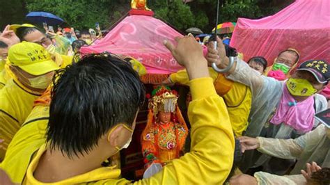 白沙屯媽雨中換乘八抬大轎！聖顏再現感動眾人 將抵拱天宮 編輯中心