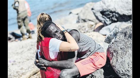 El Conmovedor Abrazo De Luna A Un Migrante Africano Que Casi Muere