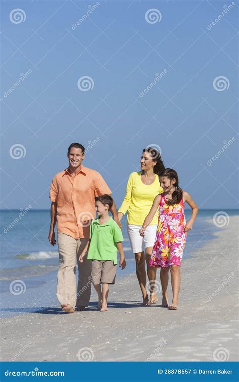 Madre Padre Y Familia De Los Ni Os Que Recorre En La Playa Imagen De