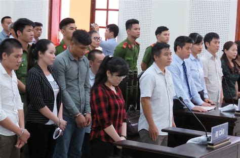 Hot girl ngân hàng ngã quỵ ngoài phòng xử khi gặp mẹ cảnh sát phải dìu lên xe về trại giam