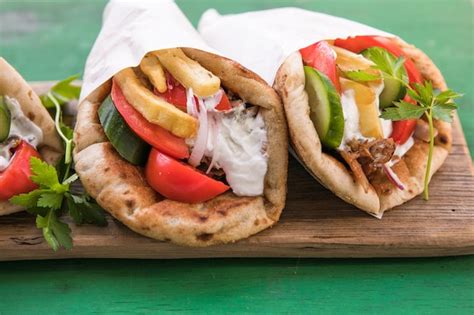 Pollo Griego Souvlaki Ona Pita Con Verduras Frescas Con Salsa Tzatziki