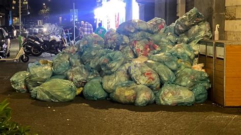 Enormi Cumuli Di Spazzatura In Piazza Steicoro E Lungo Via Etnea