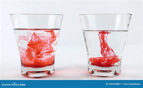 Versez La Coloration Des Aliments Rouges Dans Un Verre D Eau Chaude Sur