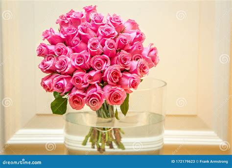 Large Bouquet Of Two Dozen Pink Roses In Large Glass Vase Stock Image