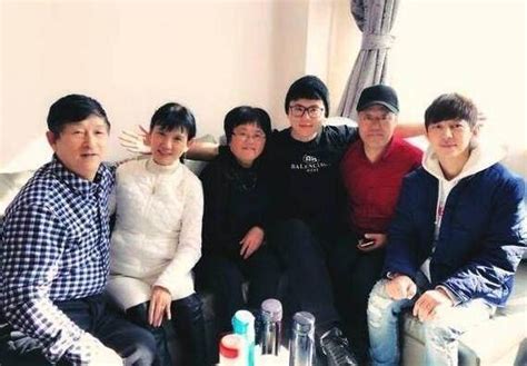 張杰曬出全家福為雙胞胎女兒放飛自我乾爹何炅更是神回復 每日頭條