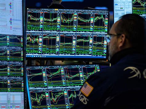 4 eye-catching charts from top Wall Street experts show where to invest now