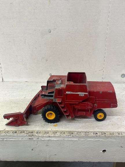 VINTAGE MASSEY FERGUSON COMBINE - Isabell Auction