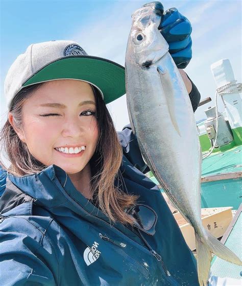 渕上万莉 さんのインスタグラム写真 渕上万莉 Instagram「今日はサンスポの取材で 和歌山県湯浅町の玉市丸 さんで アジ釣り🐟