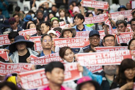 포토 “‘말로만 그만하고 실질적인 최저임금 인상하라” 최저임금 대폭인상 민주노총 결의대회 열려