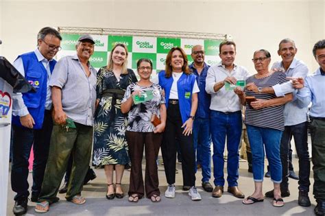 Goiás Social entrega quase 2 mil cartões em Cristalina e Novo Gama