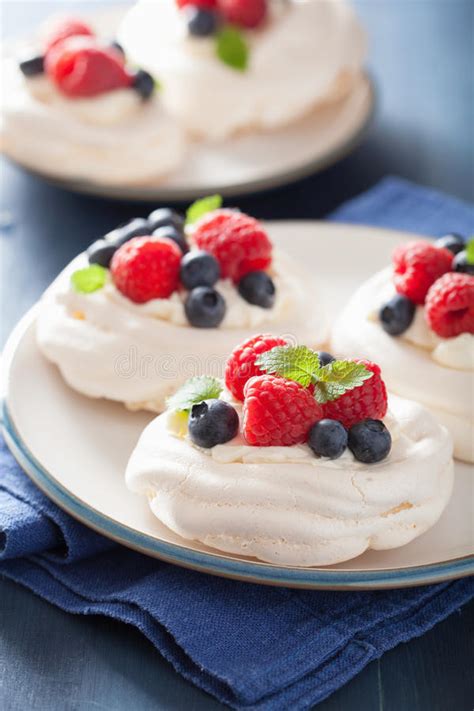 Torta Del Merengue De Pavlova Con Crema Y La Baya Imagen De Archivo