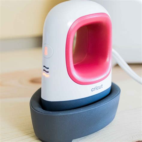 What is the Cricut EasyPress Mini? Is it worth it? – Daydream Into Reality