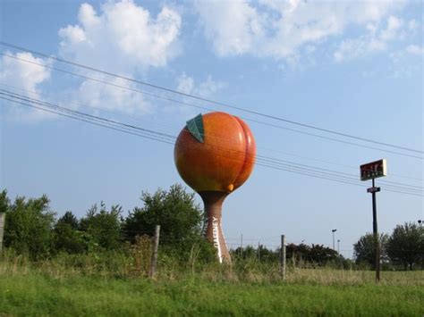 Gaffney Peachoid - Atlas Obscura