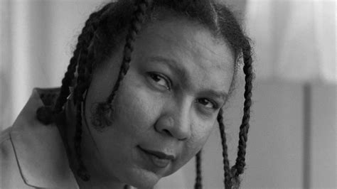 Murió bell hooks destacada escritora activista feminista y