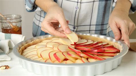 Torta de maçã receita tem base amanteigada e creme adocicado